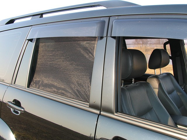 Авто купить окна. Москитные шторки Nissan Patrol. Дефлекторы на окна автомобиля RR Vogue 2008. Москитная сетка на авто. Москитная сетка на окно авто.