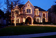 Iluminarea festivă a clădirilor cu ghirlande de crăciun