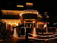 Iluminarea festivă a clădirilor cu ghirlande de crăciun (LED)