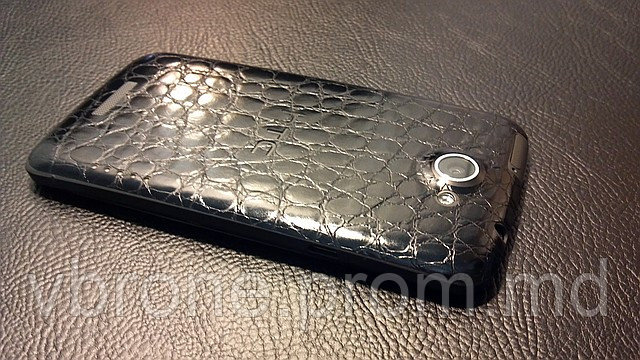 Декоративная защитная пленка для HTC One "аллигатор черный" - фото 1 - id-p3866194