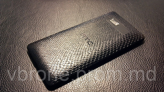Декоративная защитная пленка для HTC Desire 600 рептилия черная - фото 1 - id-p3866560