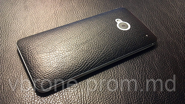 Декоративная защитная пленка для HTC One 2013 кожа черная - фото 1 - id-p3866563
