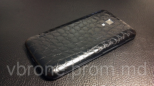 Декоративная защитная пленка для LG P715 Optimus L7 2 Dual аллигатор черный - фото 1 - id-p3866571