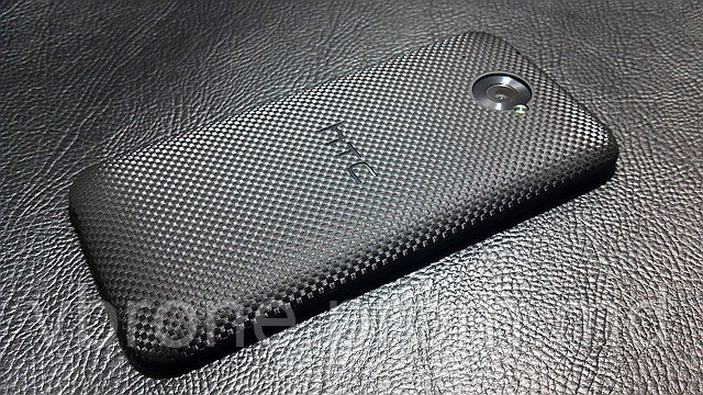 Декоративная защитная пленка для HTC Desire 601 "микро-карбон черный" - фото 1 - id-p3866646