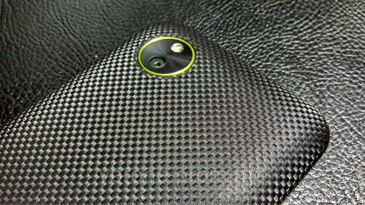 Декоративная защитная пленка для HTC Desire 709d микрокарбон черный - фото 1 - id-p3866740