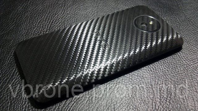 Декоративная защитная пленка для HTC Desire 609D "карбон черный" - фото 1 - id-p3866743