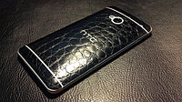 Декоративная защитная пленка для HTC One 2013 "аллигатор черный"
