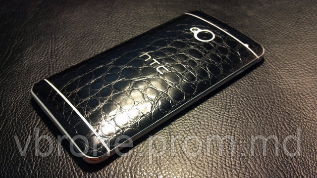 Декоративная защитная пленка для HTC One 2013 "аллигатор черный" - фото 1 - id-p3866764