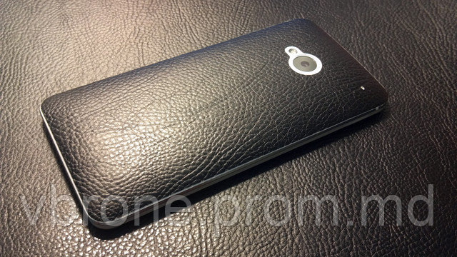 Декоративная защитная пленка для HTC One 2013 "кожа черная" - фото 1 - id-p3866768