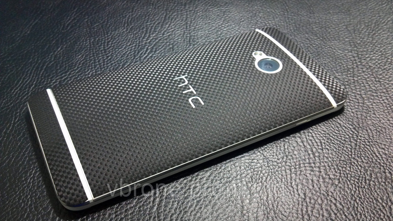 Декоративная защитная пленка для HTC One Dual sim 2013 "микрокарбон черный" - фото 1 - id-p3866897