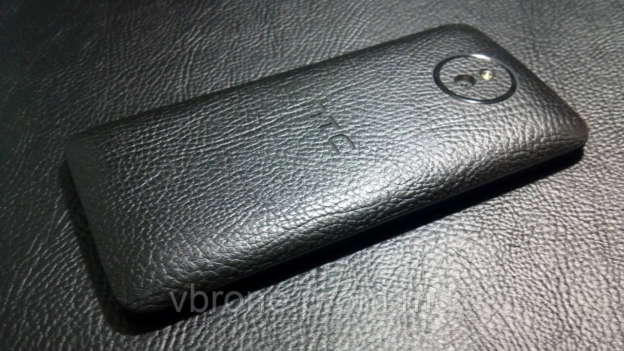 Декоративная защитная пленка для HTC Desire 609D кожа черная - фото 1 - id-p3866898