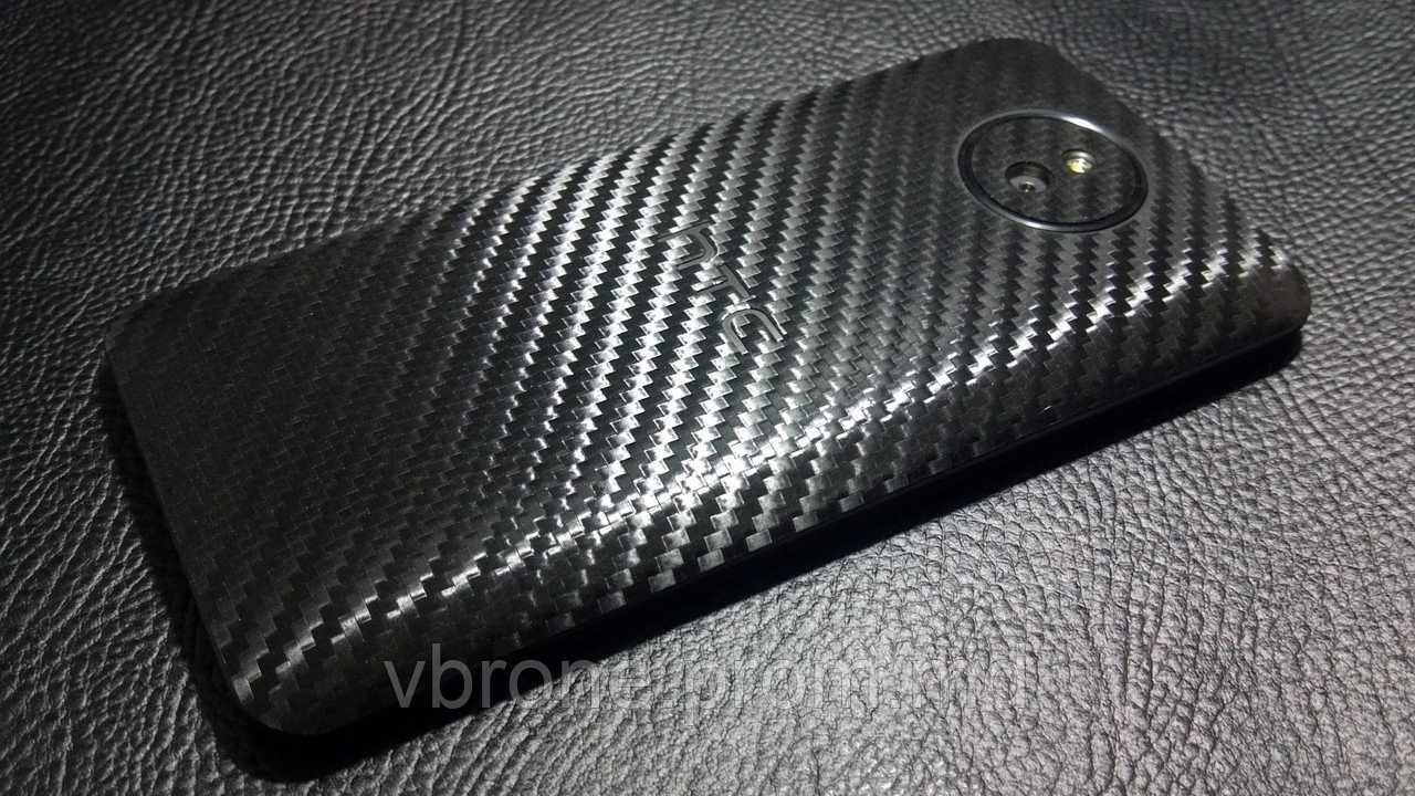 Декоративная защитная пленка для HTC Desire 609D карбон черный - фото 1 - id-p3866899