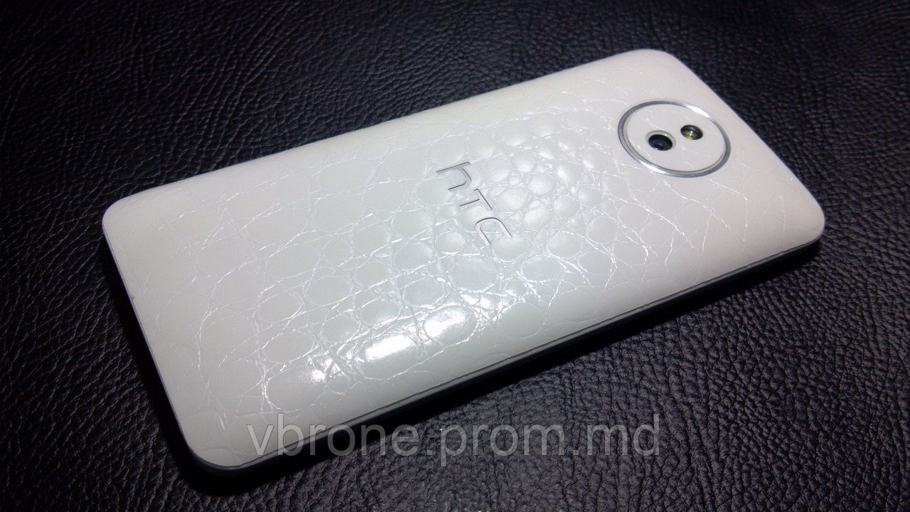 Декоративная защитная пленка для HTC Desire 609D "аллигатор белый" - фото 1 - id-p3866901