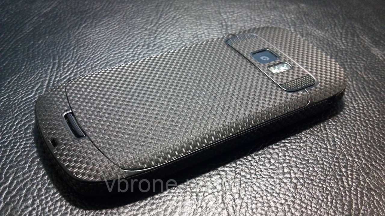 Декоративная защитная пленка для Nokia C7-00 "микро карбон черный" - фото 1 - id-p3866931