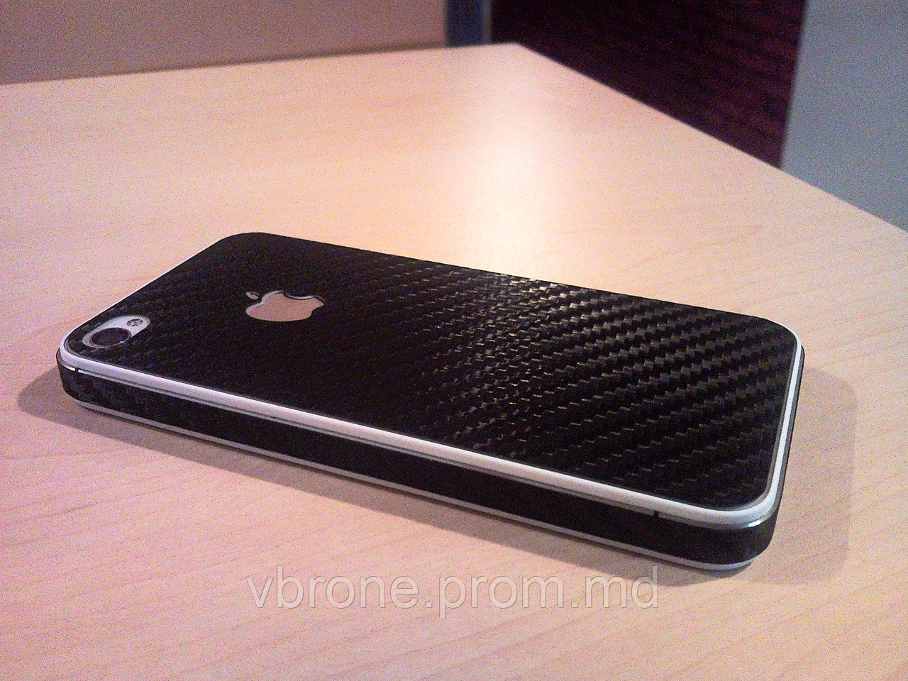 Декоративная защитная пленка для Iphone 4/4S "карбон чёрный" - фото 1 - id-p3868208