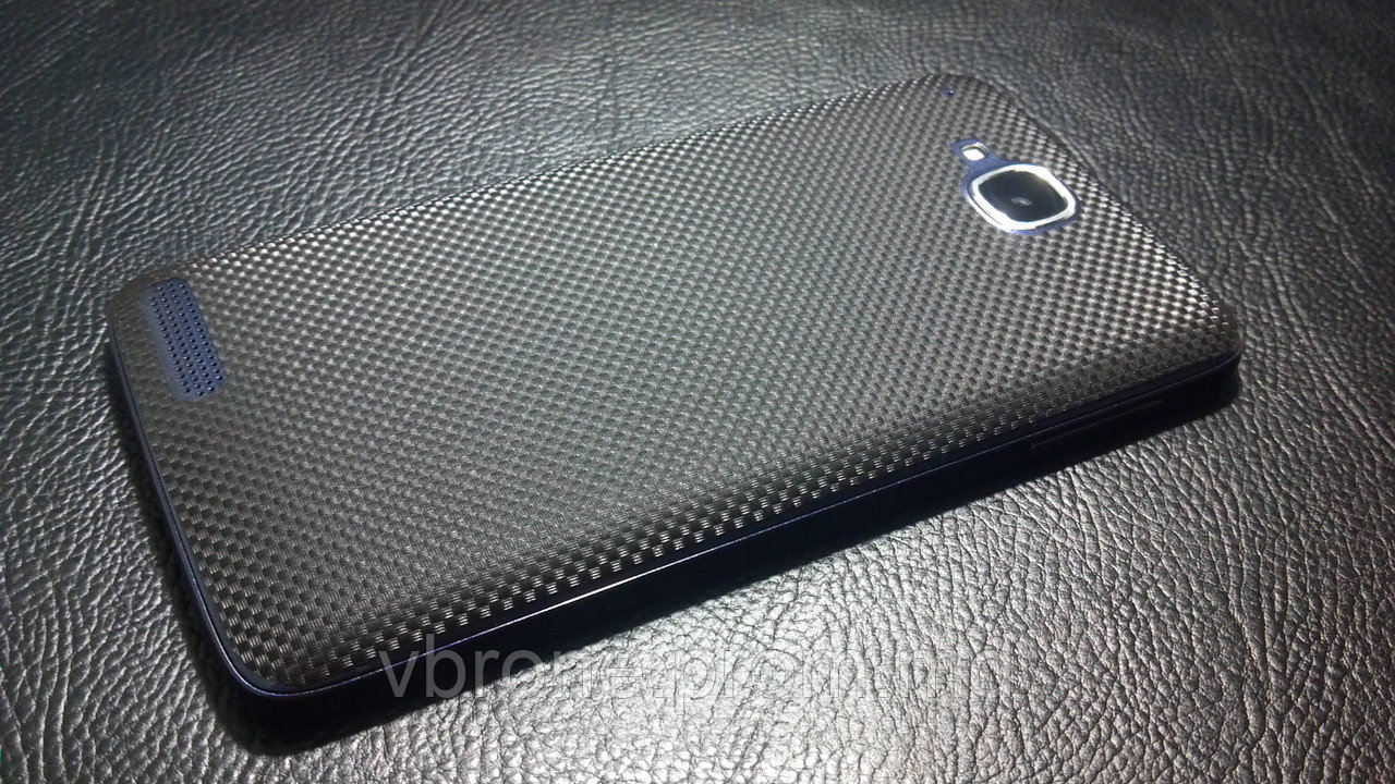 Декоративная защитная пленка для Alcatel One Touch D920 "микрокарбон черный" - фото 1 - id-p3868135