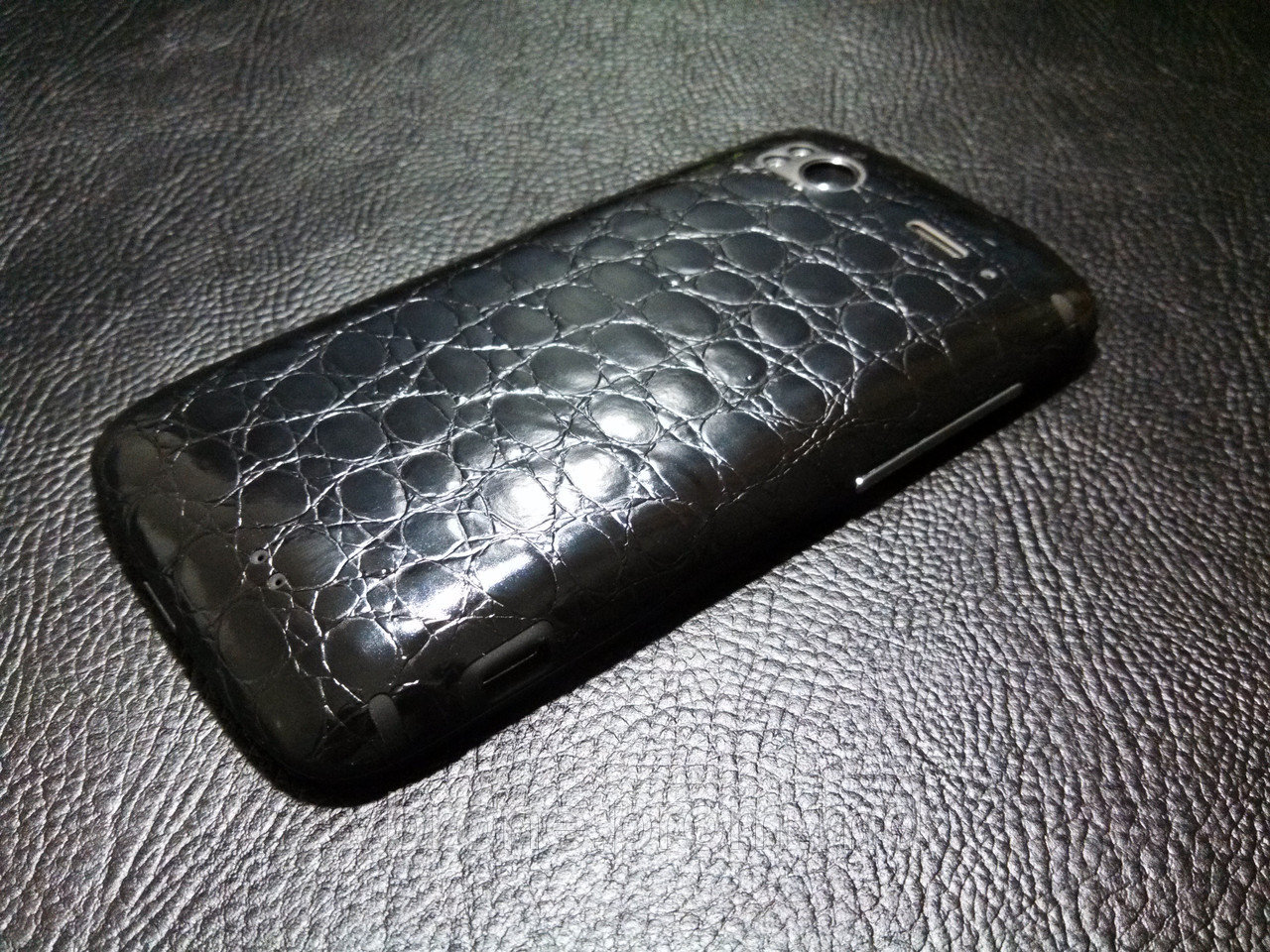 Декоративная защитная пленка для HTC Desire аллигатор черный - фото 1 - id-p3868228