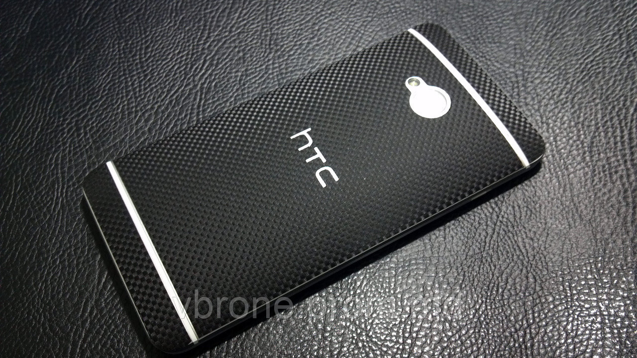 Декоративная защитная пленка для HTC One Dual sim 2013 микро-карбон черный - фото 1 - id-p3868233