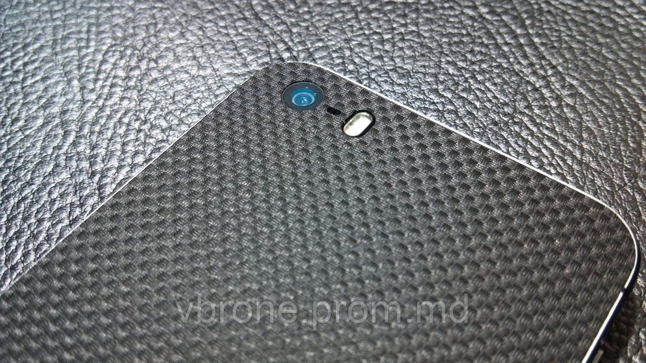 Декоративная защитная пленка для Iphone 5 микрокарбон черный - фото 1 - id-p3868280