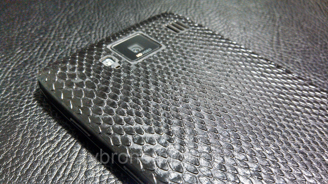 Декоративная защитная пленка для Motorola Droid HD рептилия черная - фото 1 - id-p3868295