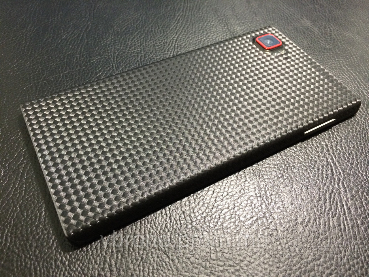 Декоративная защитная пленка для Lenovo K920 Vibe Z2 Pro карбон кубик черный - фото 1 - id-p3868417