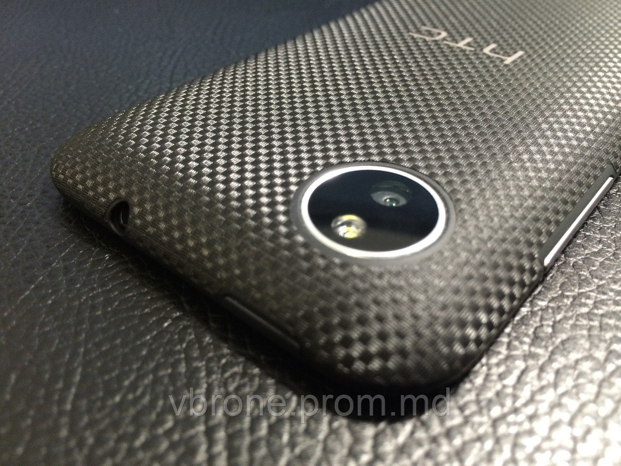 Декоративная защитная пленка для HTC Desire 709d микро карбон черный - фото 1 - id-p3868595