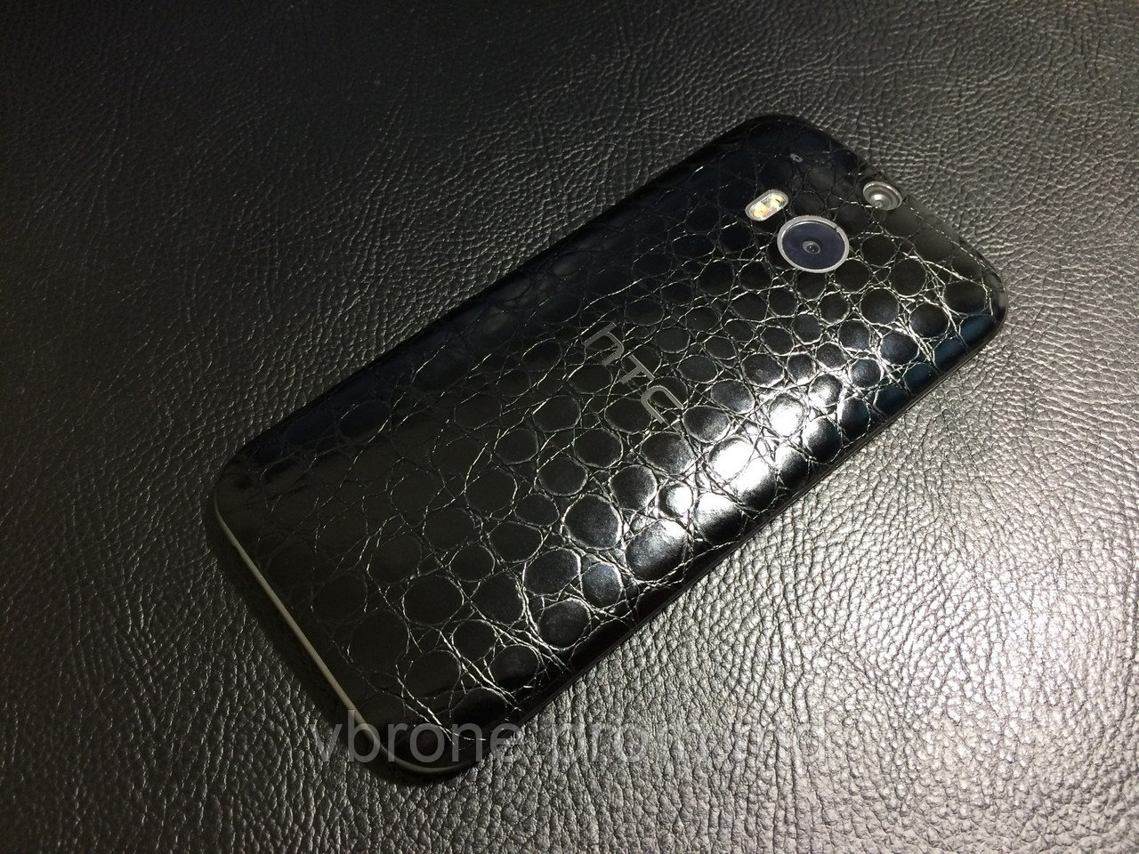 Декоративная защитная пленка для HTC One M8 аллигатор черный - фото 1 - id-p3868596