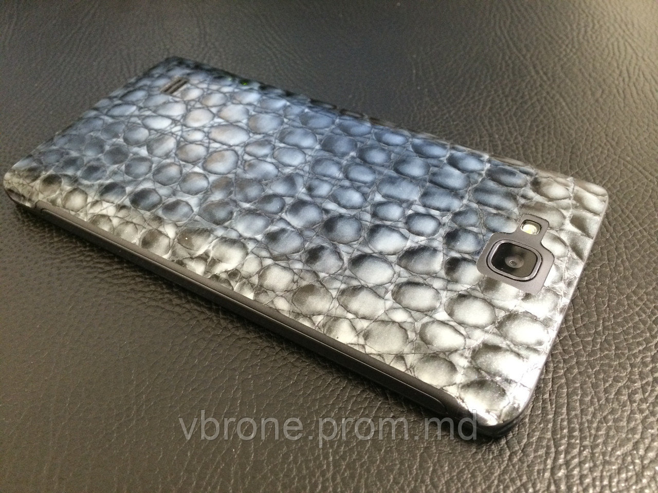 Декоративная защитная пленка для Huawei C8816d аллигатор серебро - фото 1 - id-p3868599