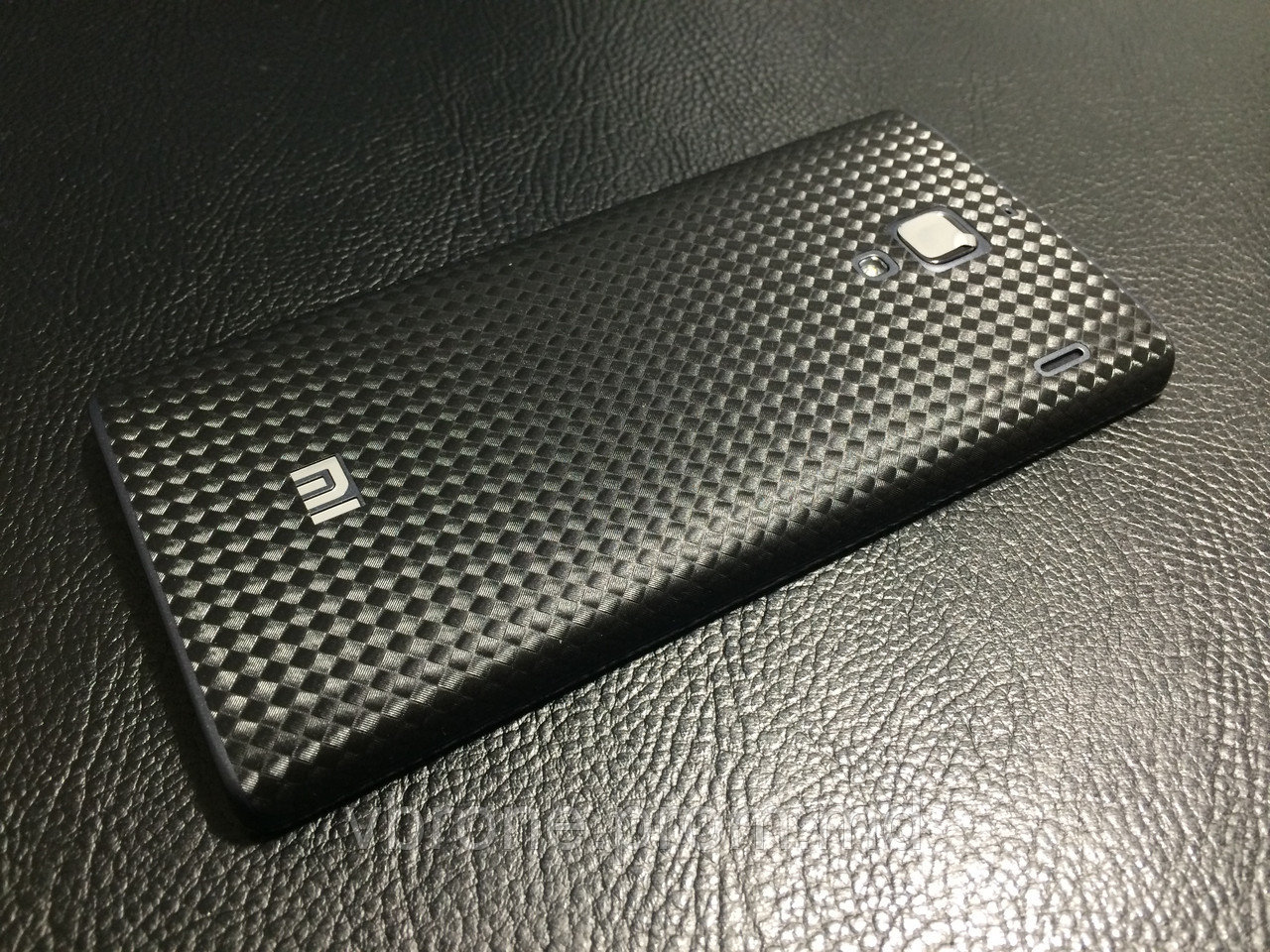 Декоративная защитная пленка для Xiaomi Redmi 1S карбон кубик черный - фото 1 - id-p3868609
