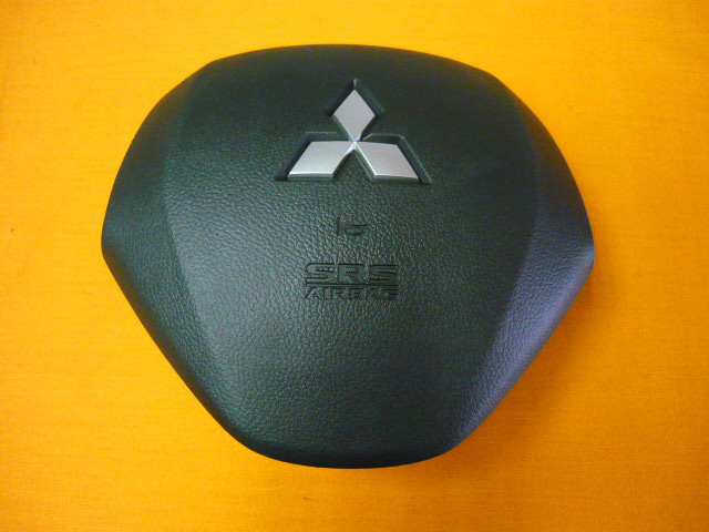 Крышка, накладка, имитация AIRBAG, обманка AIRBAG, муляж подушки безопасности Mitsubishi Outlander 2012+ - фото 1 - id-p4183890