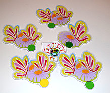 Магнитный стенд для крепления рисунка Бабочки-ромашки