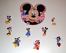 Стенд для выставки рисунков Микки маус