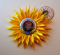 Значок с фотографией и розеткой Сонечко. Выпускные ленты