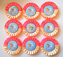 Значок Выпускник с розеткой. Бежево-розовая