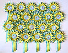 Значок Выпускник школы с розеткой Астра с ленточкой