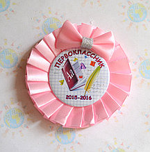 Значок на 1 сентября. Первоклассница с розеткой "Блондинка"