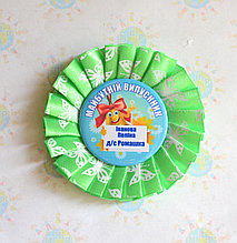 Значок на 1 сентября. Будущий выпускник с розеткой Бабочка Зелёная