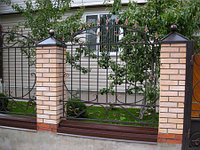 Забор металлический с элементами ковки.